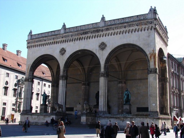 Аркада полководцев, Фельдхеррнхалле (Feldherrnhalle)