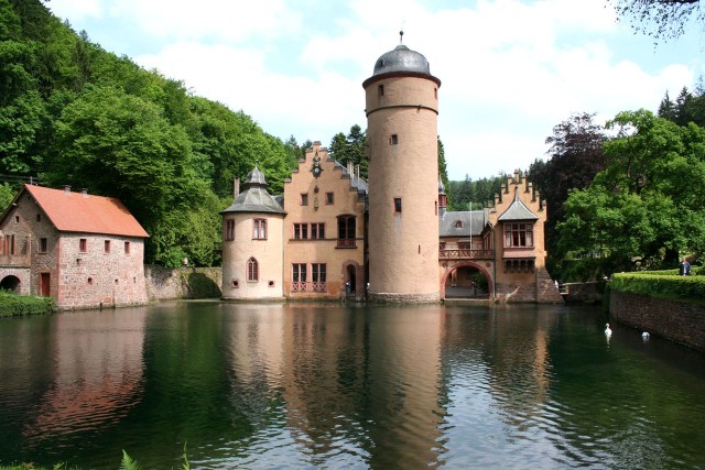 Замок Меспелбрунн (Schloss Mespelbrunn)