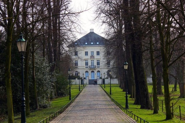 Замок Миккельн (Schloss Mickeln)