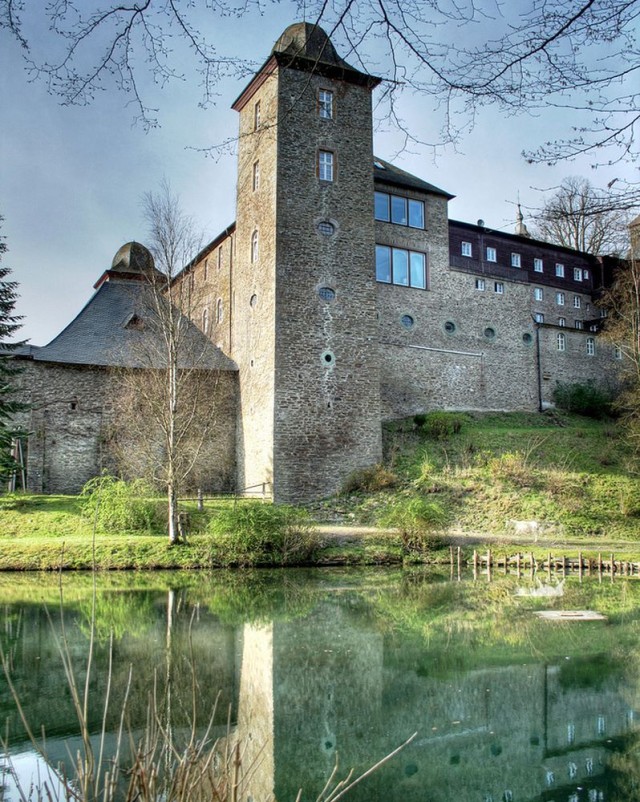 Замок Шнелленберг (Burg Schnellenberg)