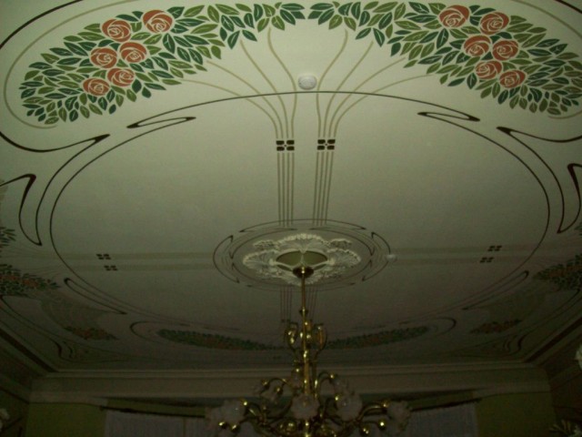Расписной потолок холла
