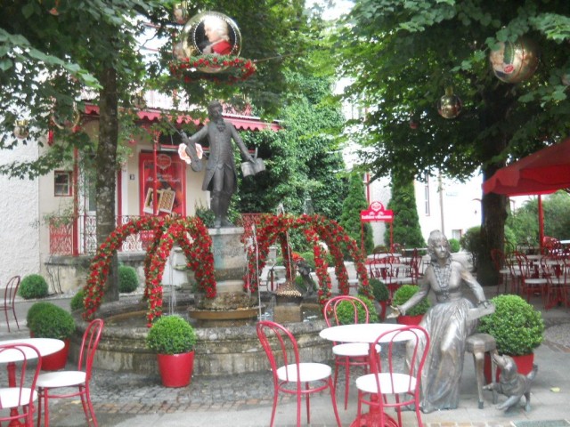Фонтан Моцартбруннен (Mozartbrunnen)