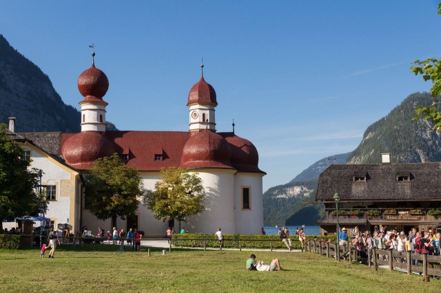 Озеро Кенингзее (Königssee) с церковью Св. Бартоломея (St. Bartholomä)