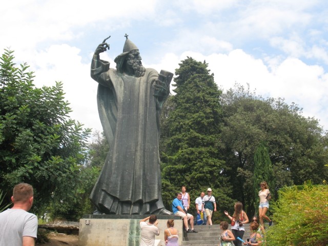 Сплит. Памятник монаху