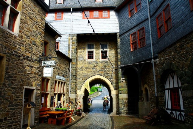 Замок Бург (Schloss Burg)