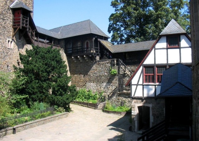 Замок Бург (Schloss Burg)