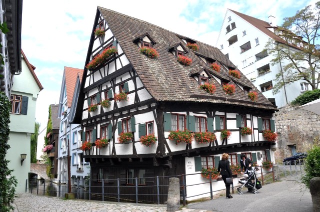 Падающий дом (Schiefes Haus)