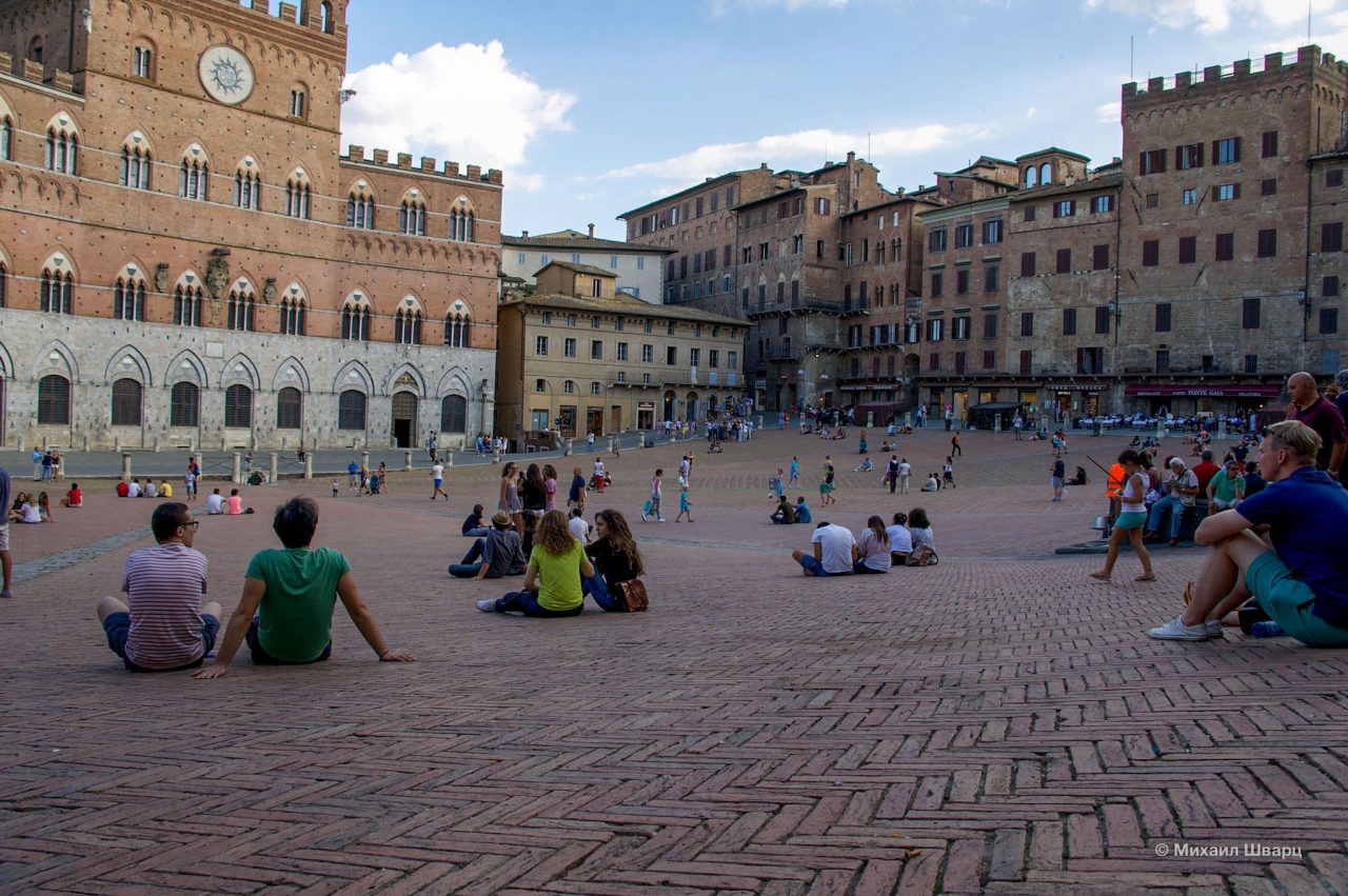 Пьяцца-дель-Кампо (Piazza del Campo) 