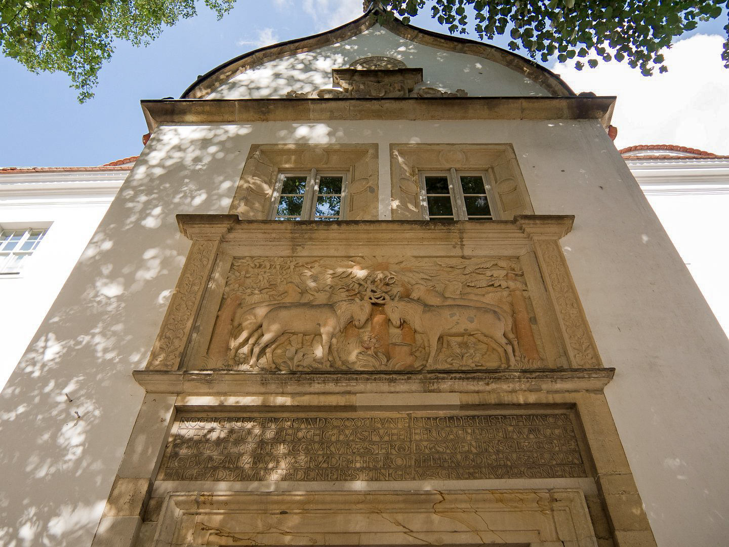 Украшение над входом