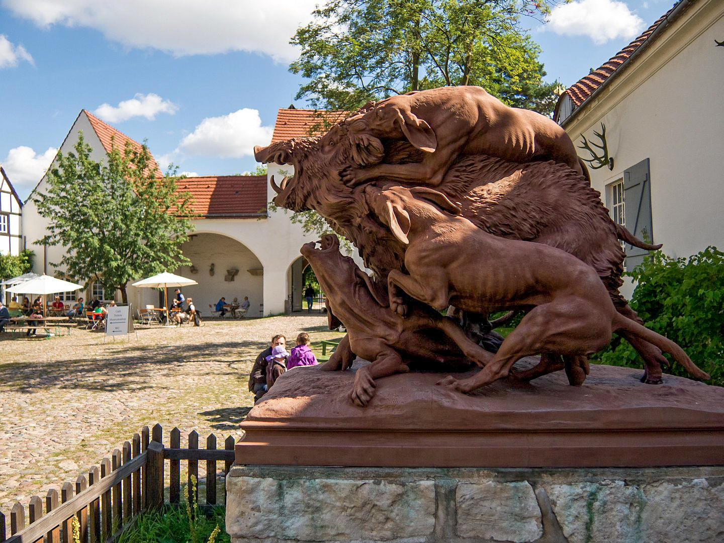 Скульптура, посвященная охоте