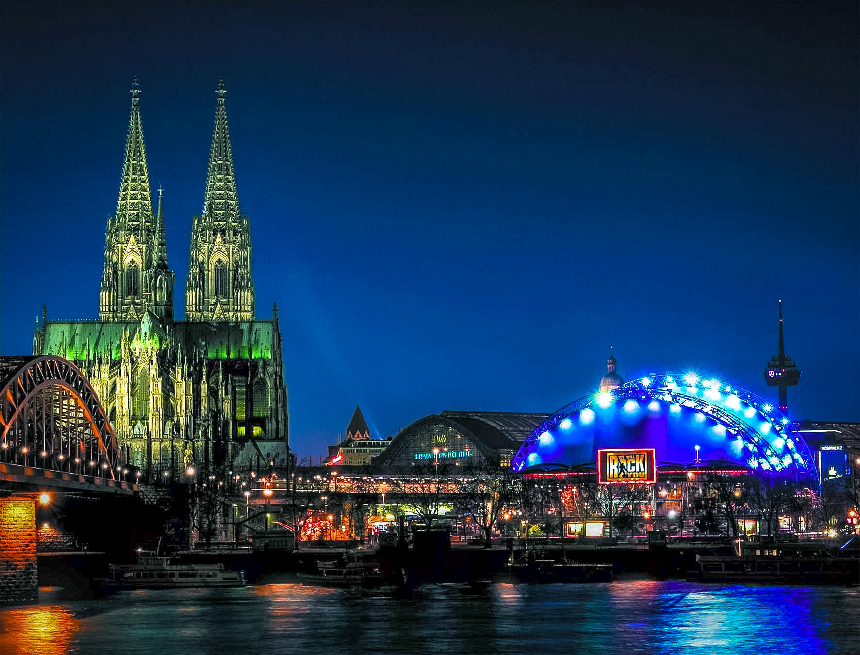 Театр в ночной подсветке