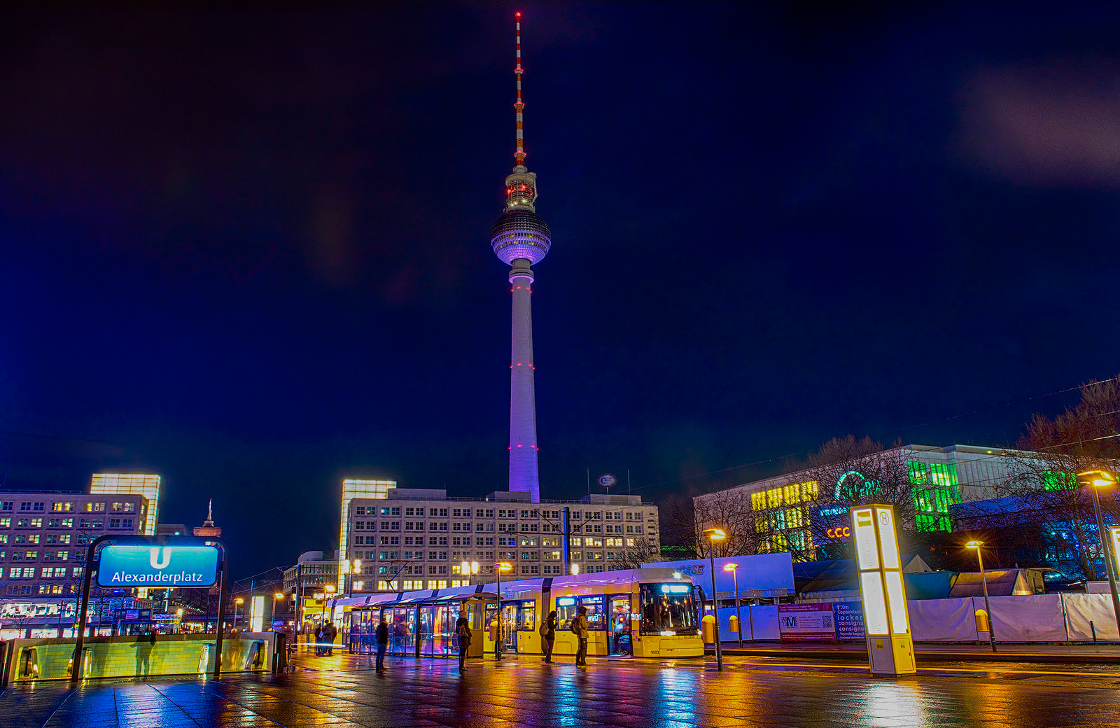 Александерплац в ночной подсветке