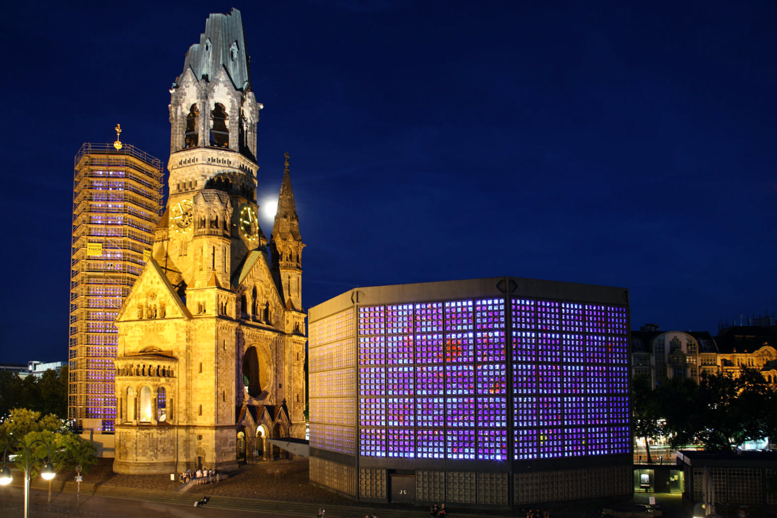 Церковь в ночной подсветке