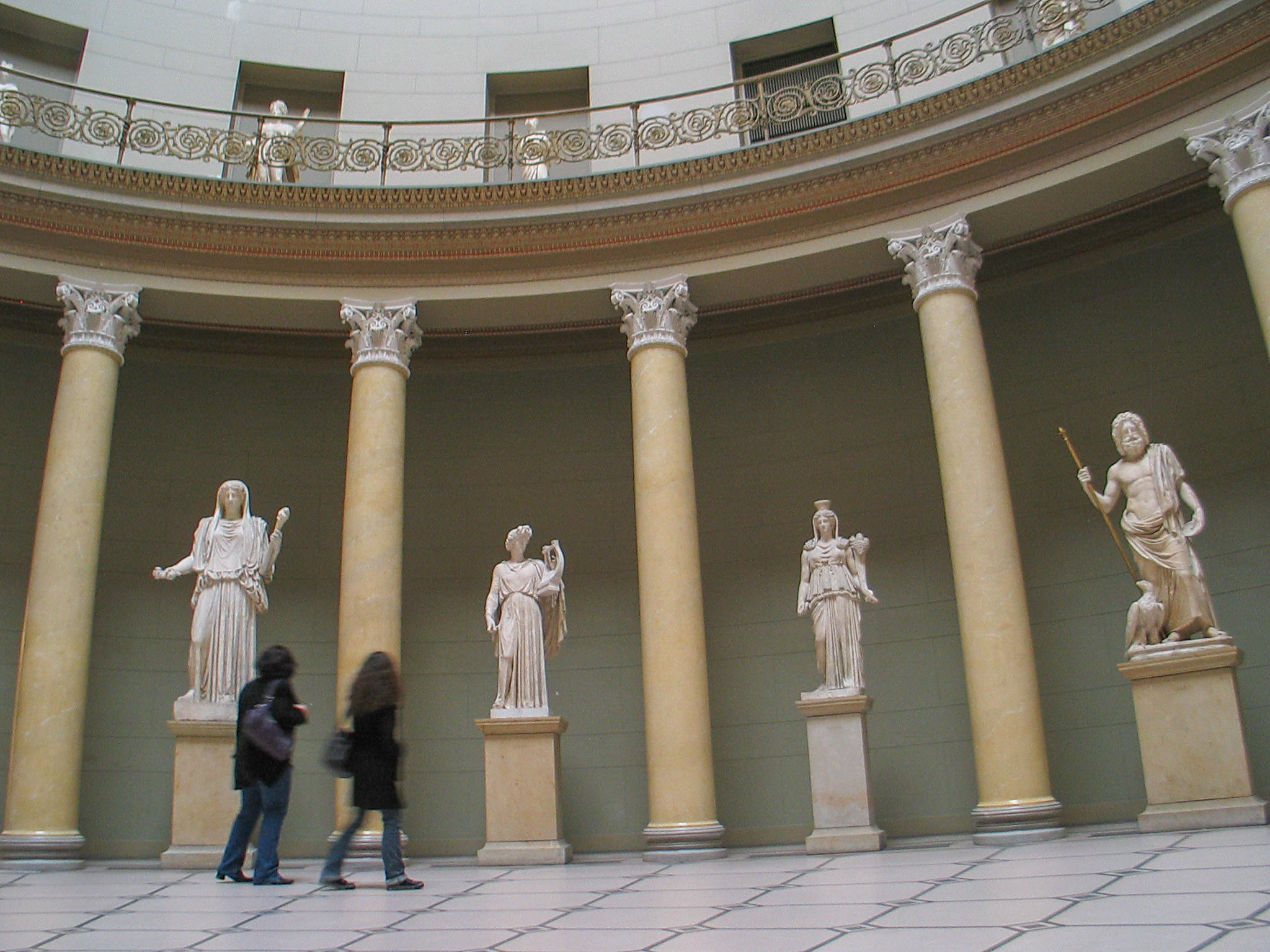 Круглый купольный зал-ротонда