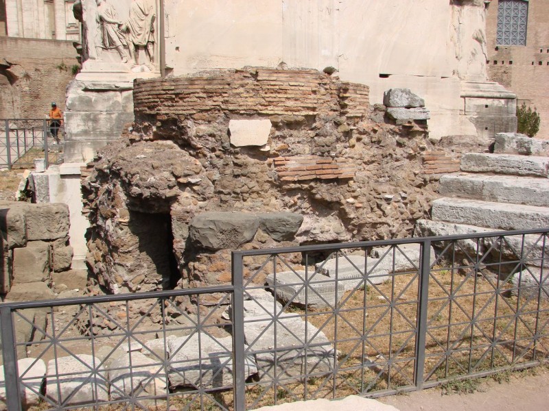 «Пуп земли» (Umbilicus urbis)