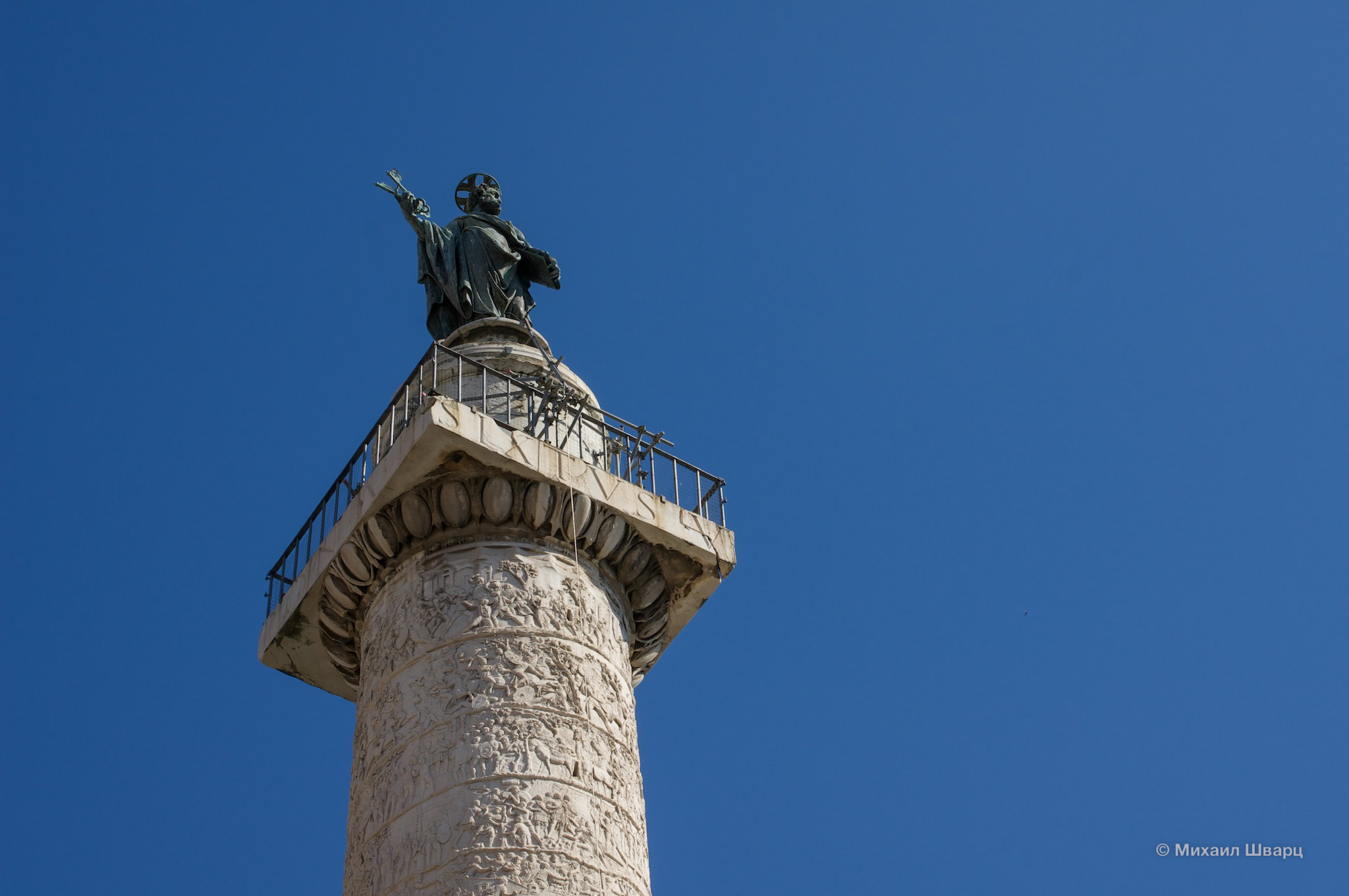 Колонна увенчана скульптурой апостола Петра