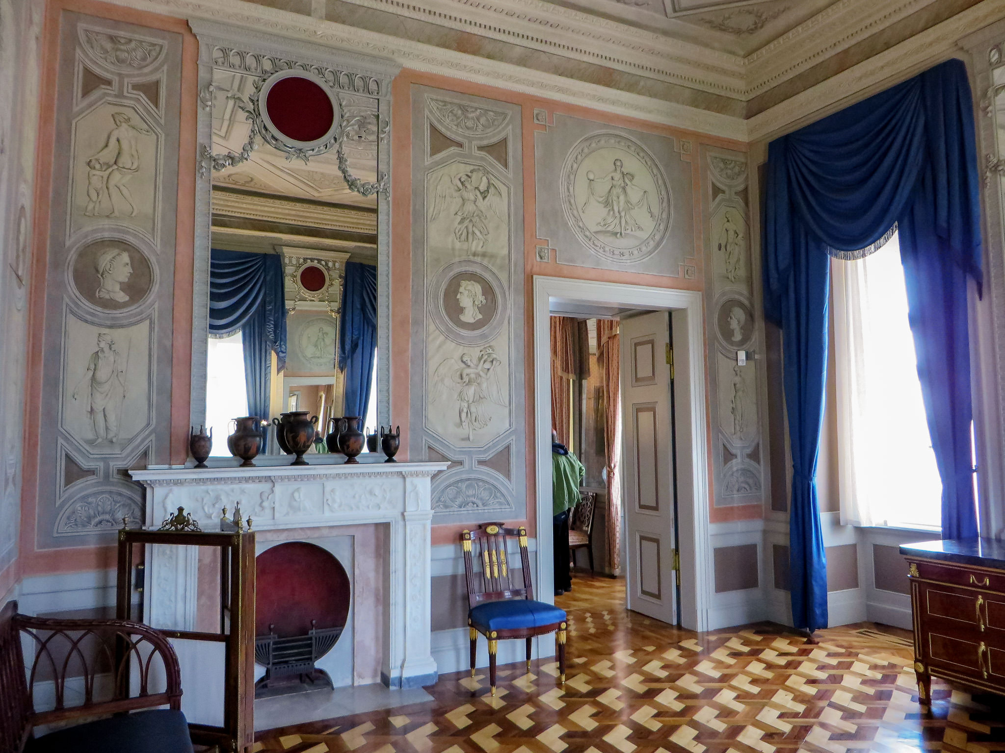 Комната в камеях