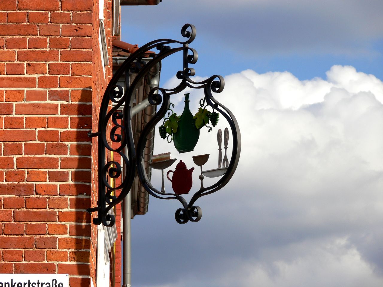 Кованная вывеска