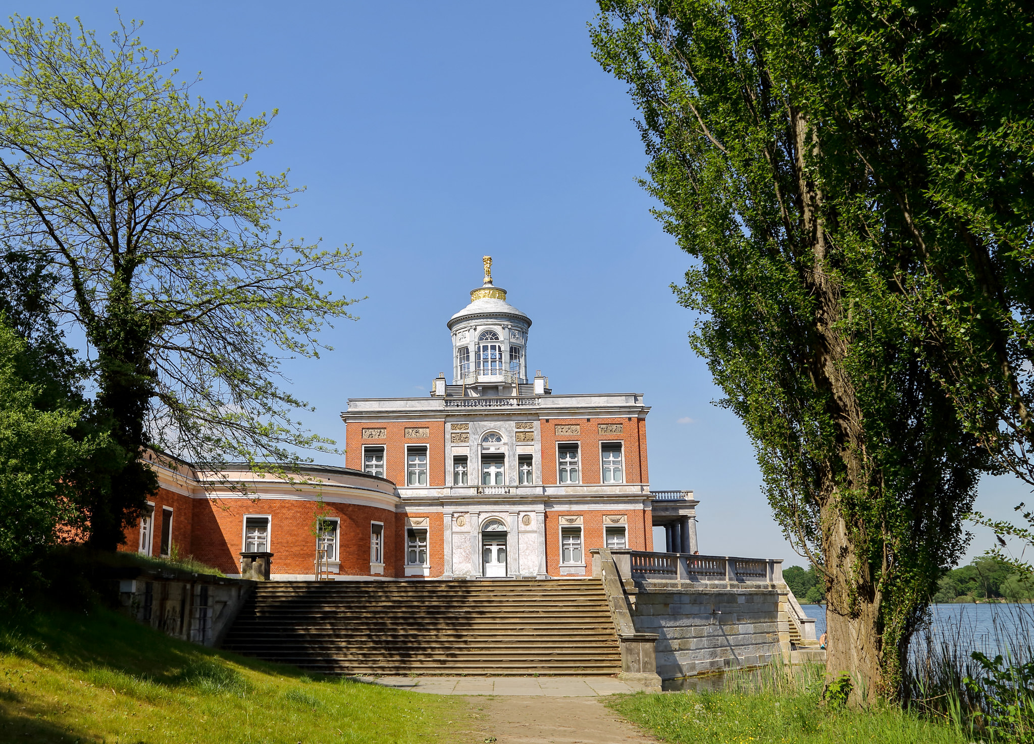 Справа на 2-м этаже находится Концертный зал, под ним - Гротовый зал с выходом на террасу