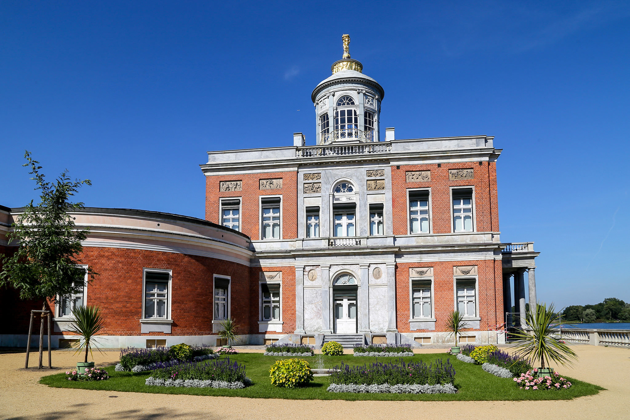 Венчает дворец ротонда, с которой виден замок на Павлиньем острове