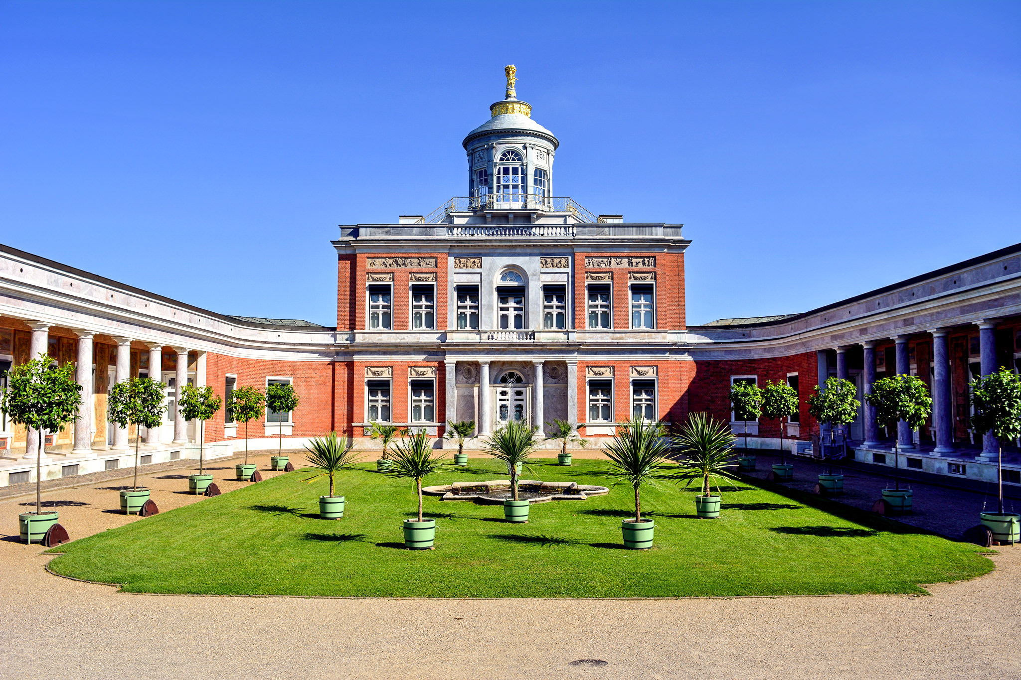 Внутренний двор с колоннадами