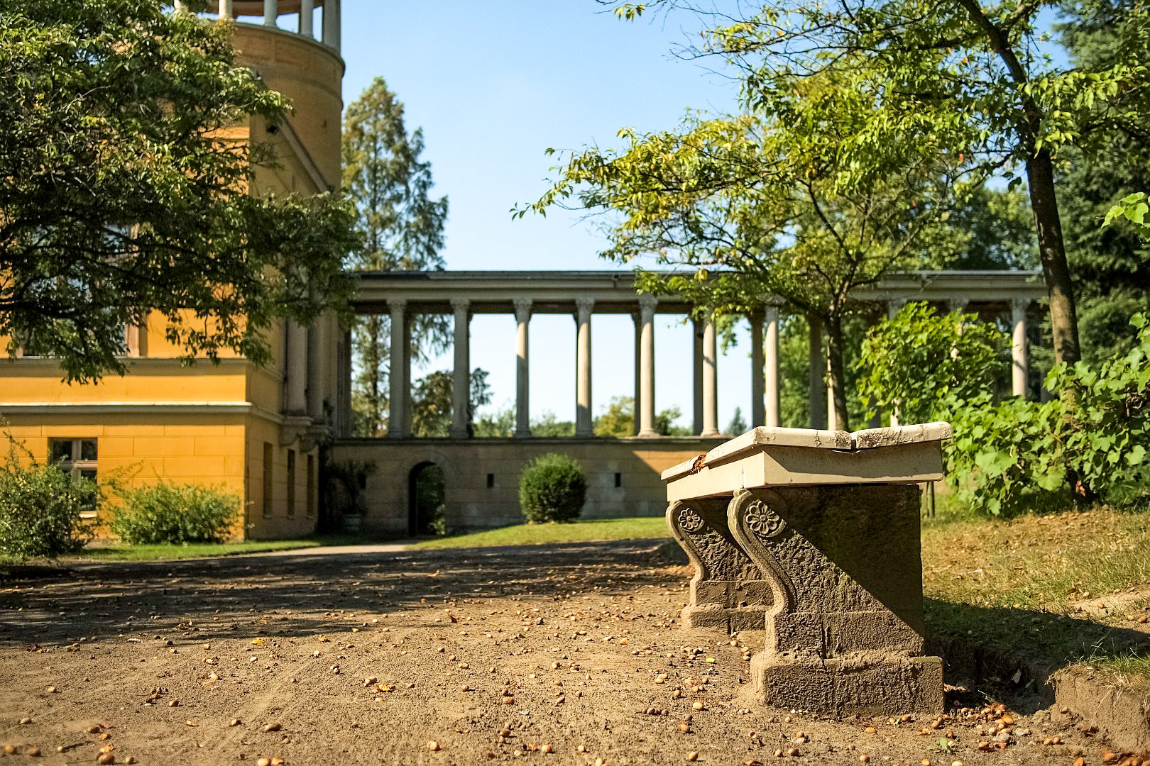 Вид на колоннаду из парка