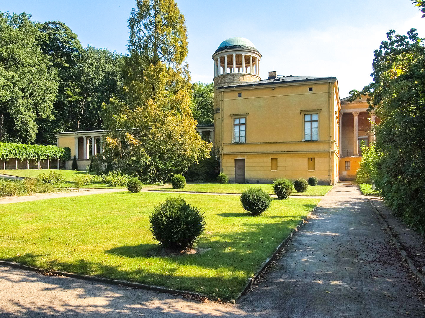 Постройка в стиле позднего классицизма