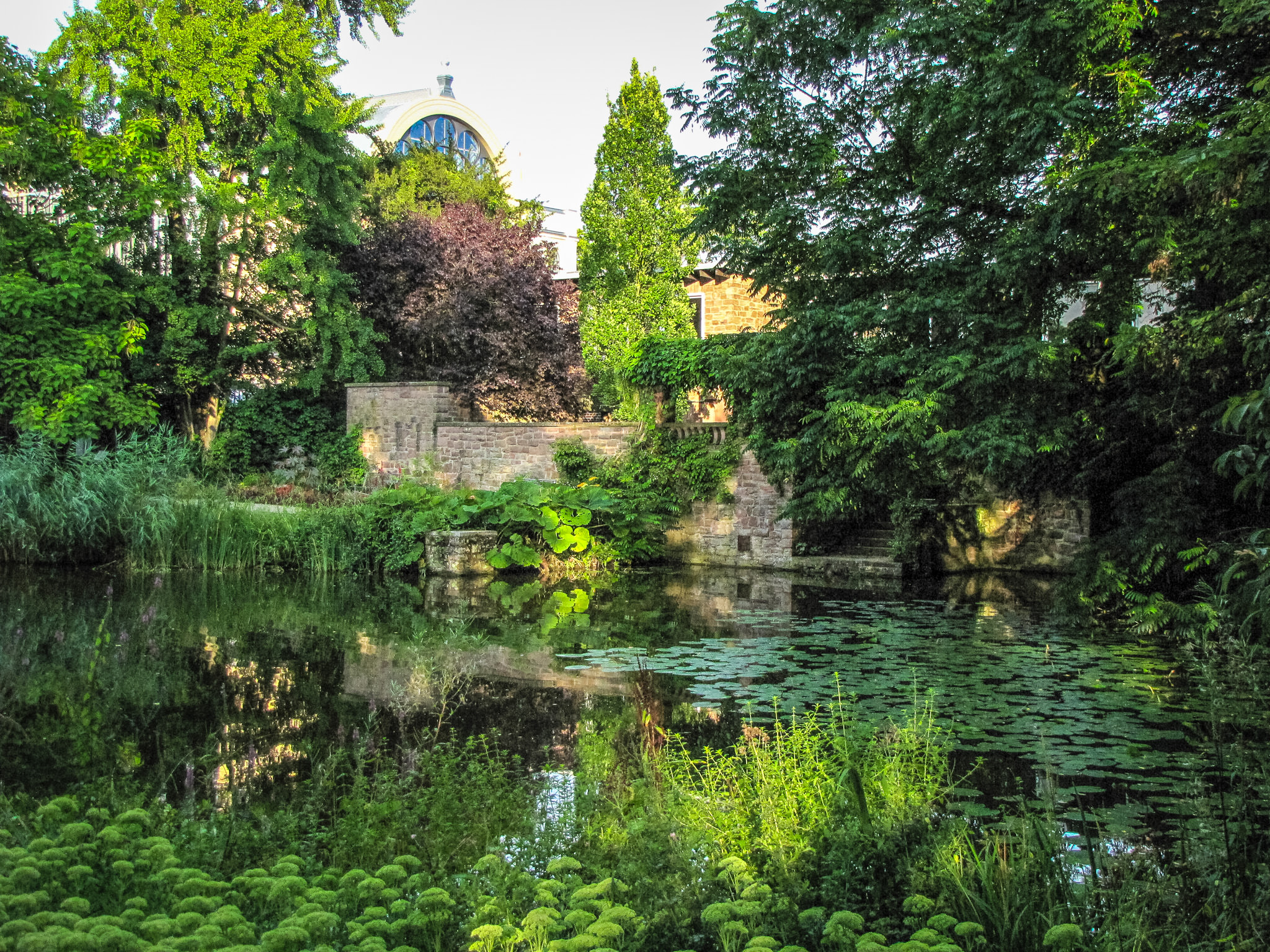 Пруд в стиле модерн