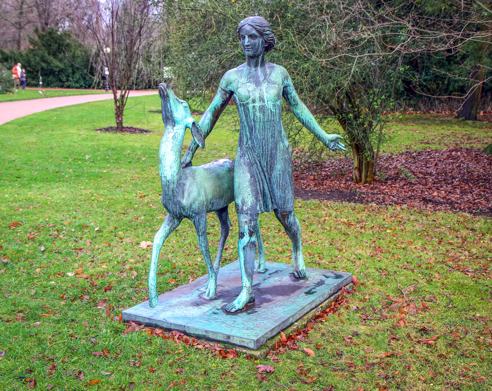 Скульптура Девушка с оленем