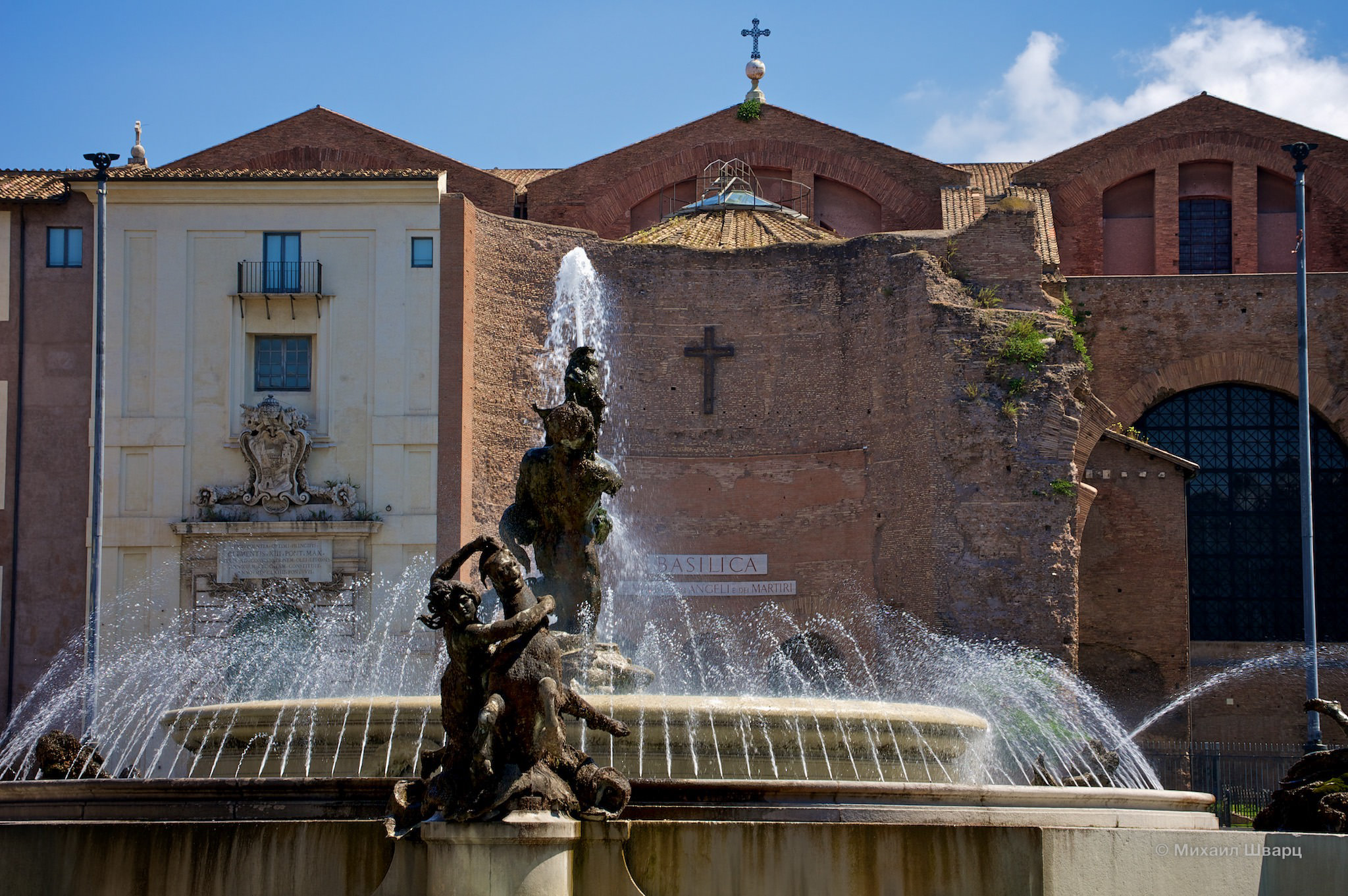 Скульптурная композиция в центре фонтана