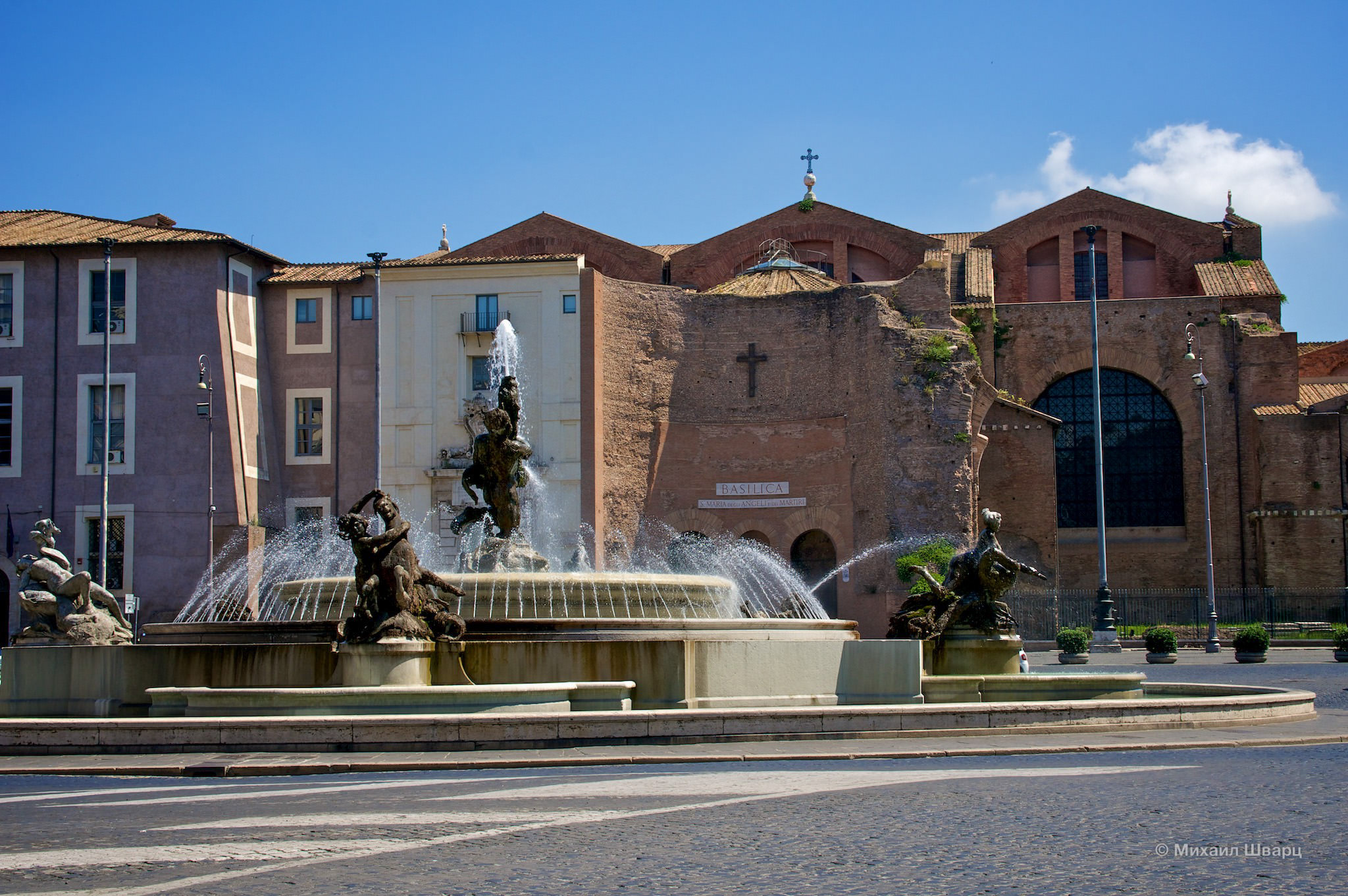 Фонтан на фоне церкви Санта-Мария-дельи-Анджели-э-деи-Мартири
