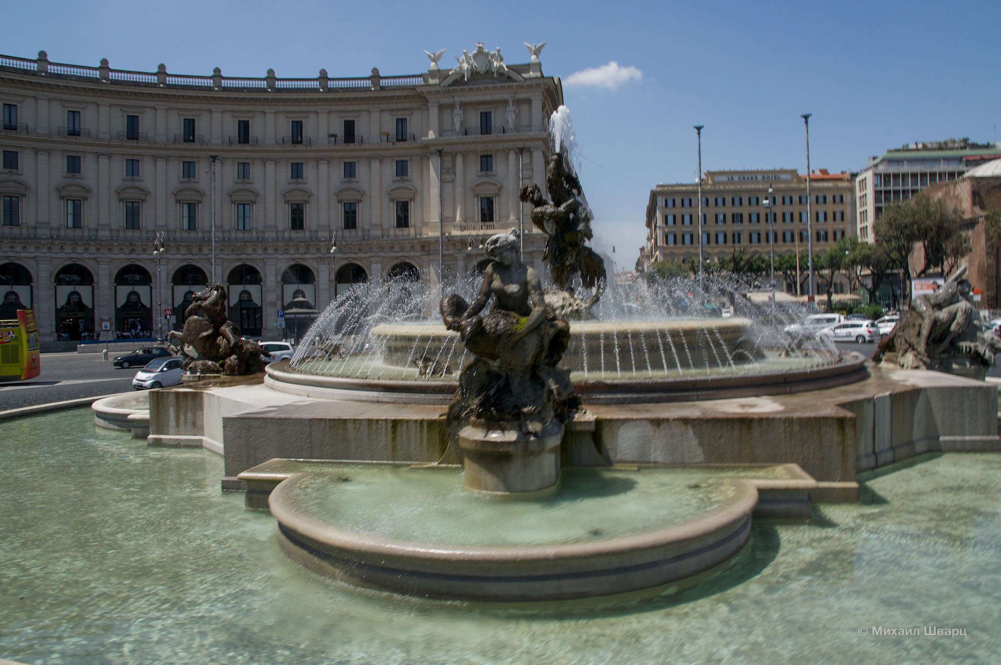 Фонтан на фоне полукруглого здания