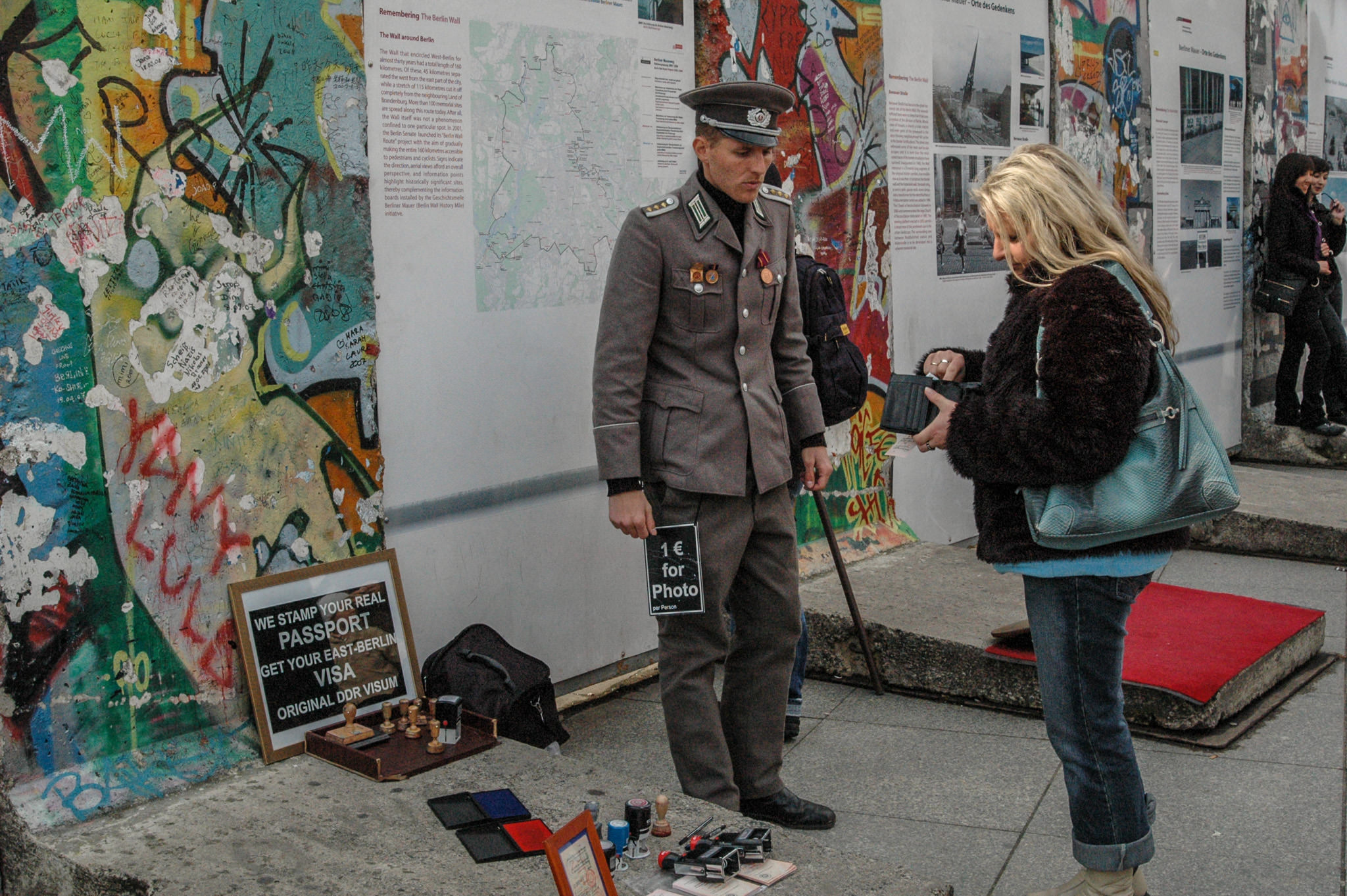 Сувениры на память о стене