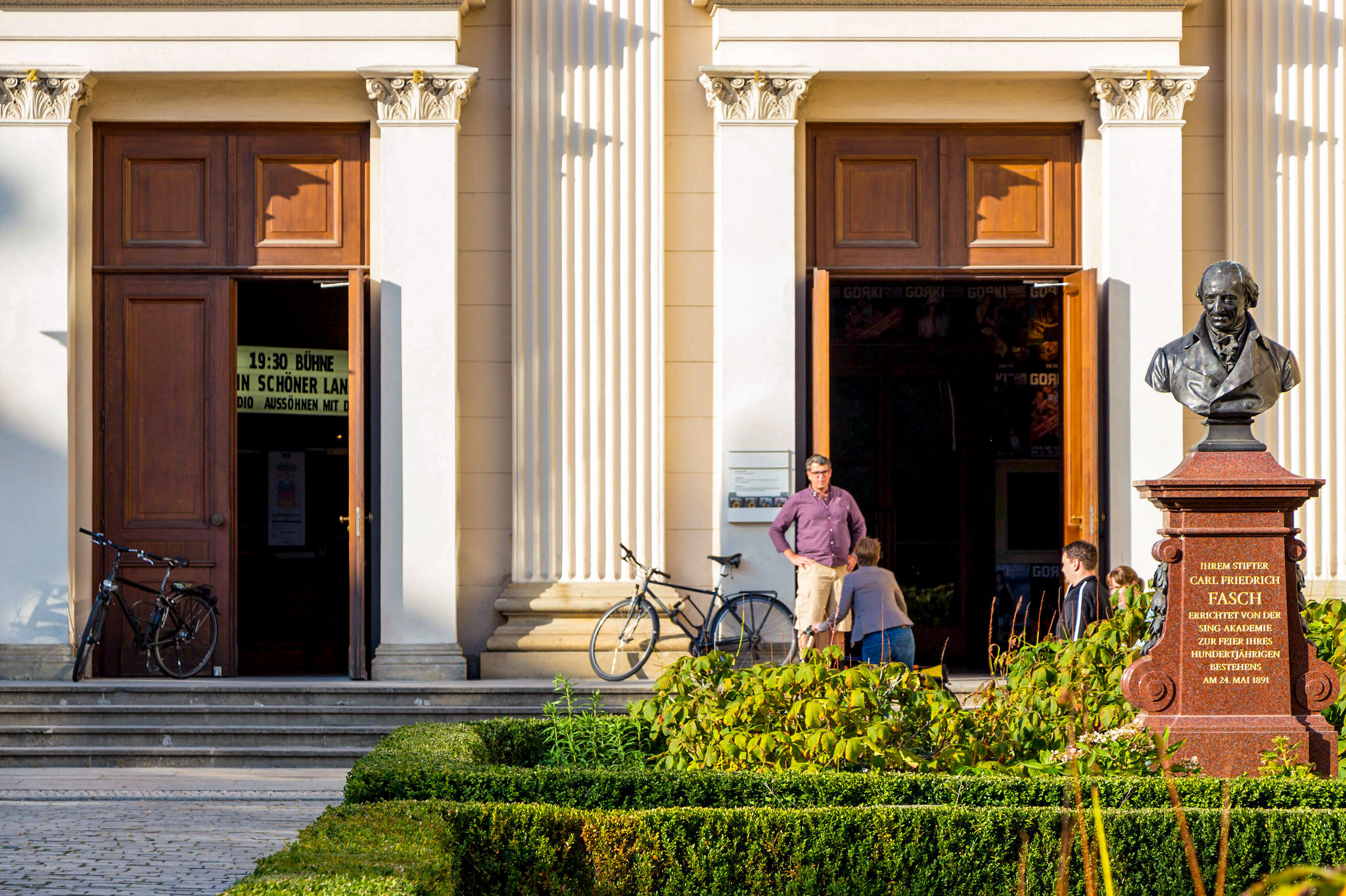 Вход в театр