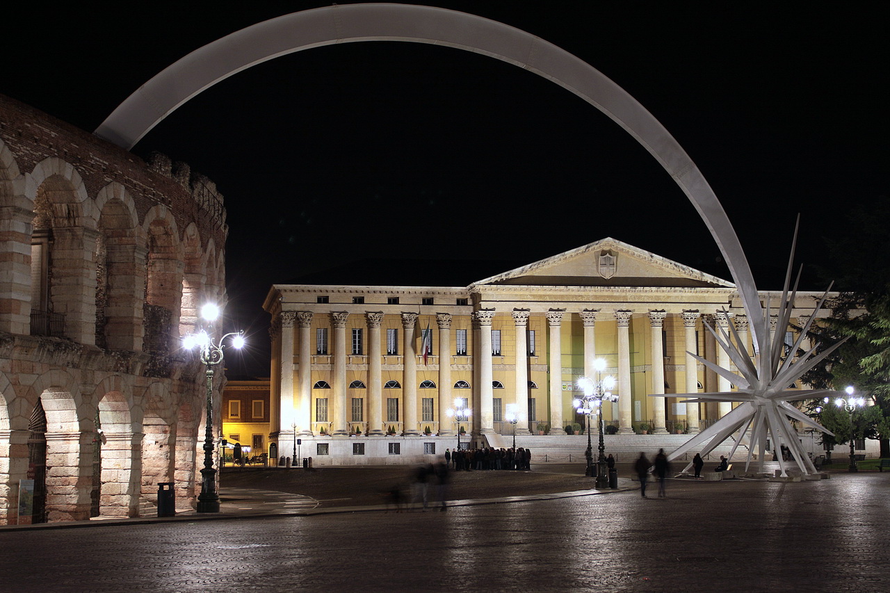 Площадь Пьяцца Бра и Арена вечером