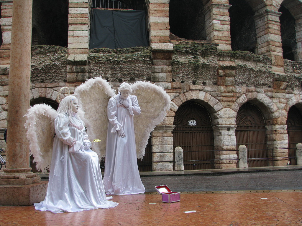 Живые статуи около амфитеатра