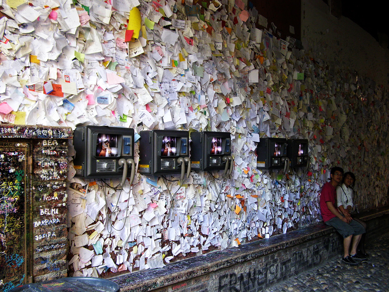 Любовные записки внутри арки, ведущей во внутренний двор