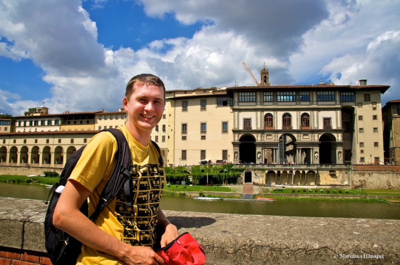 На фоне Галереи Уффици (Galleria degli Uffizi)