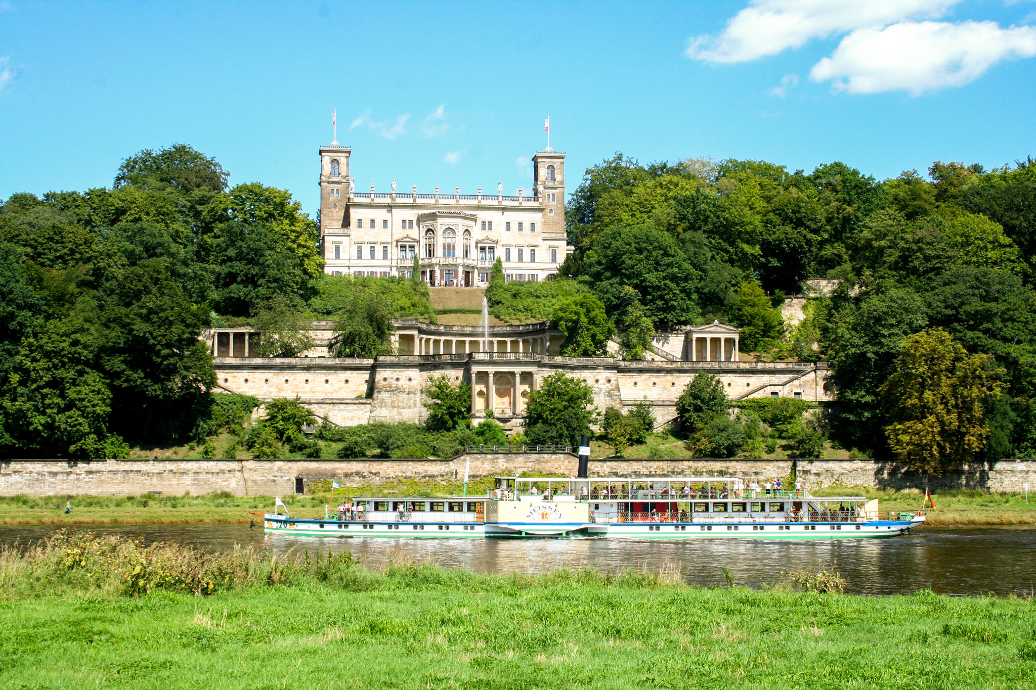 Вид на замок Альбрехтсберг с Эльбы