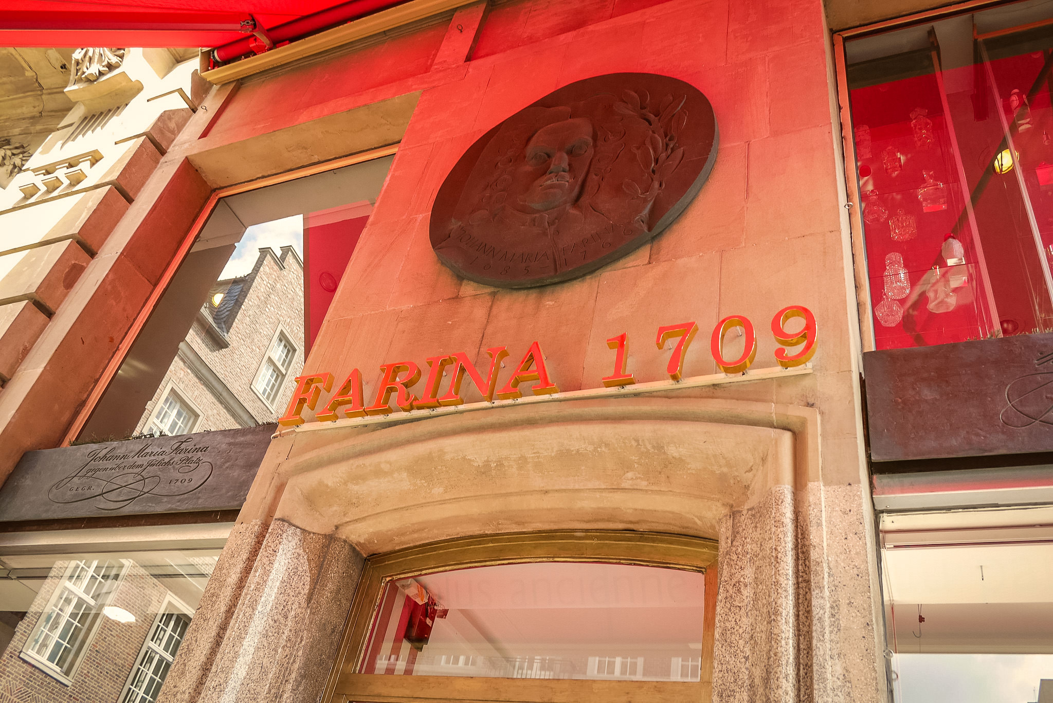 1709- год основания парфюмерной фабрики