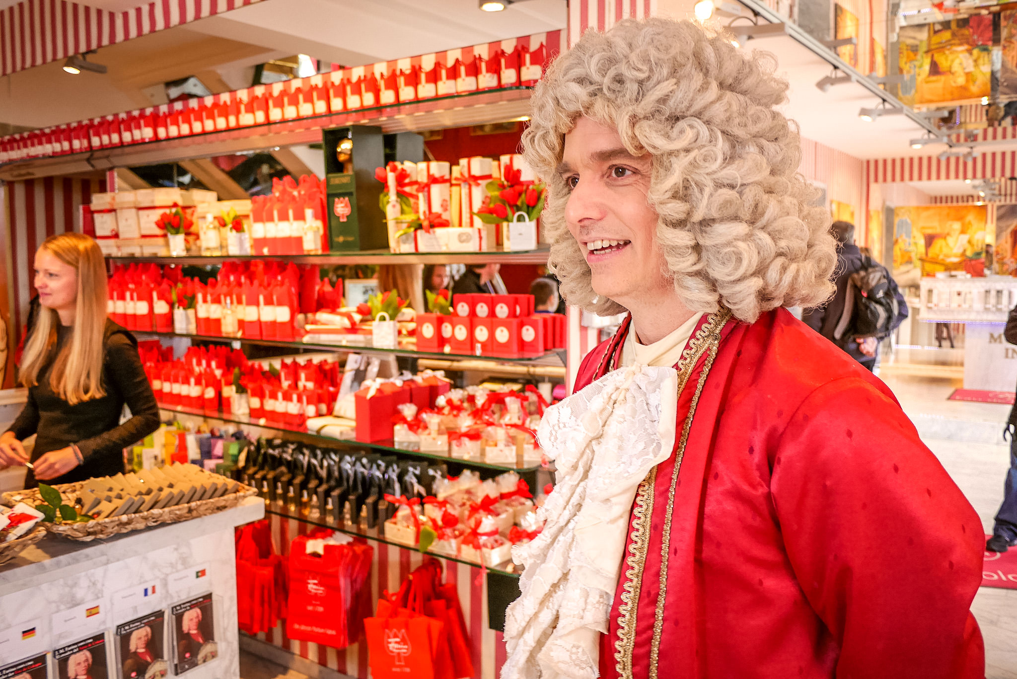 Гид в костюме эпохи рококо