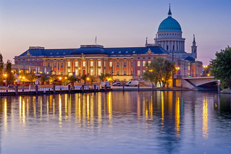 Городской дворец в Потсдаме в вечерней подсветке