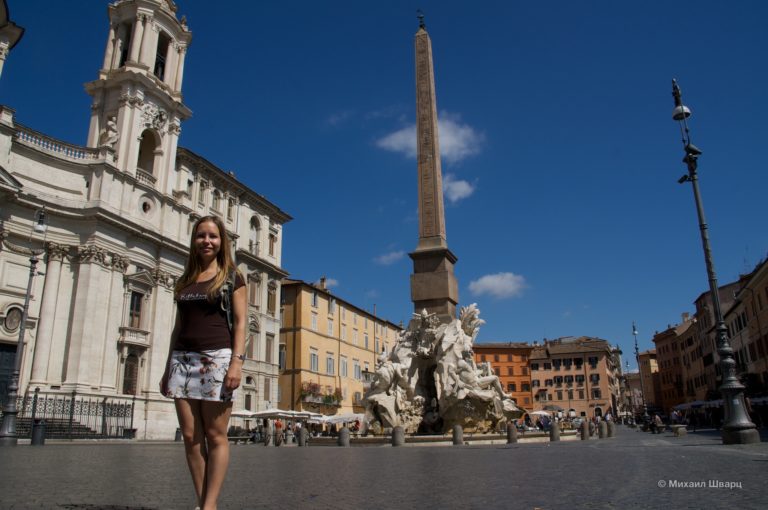 Лена и Фонтан Четырёх рек на пьяцца Навона