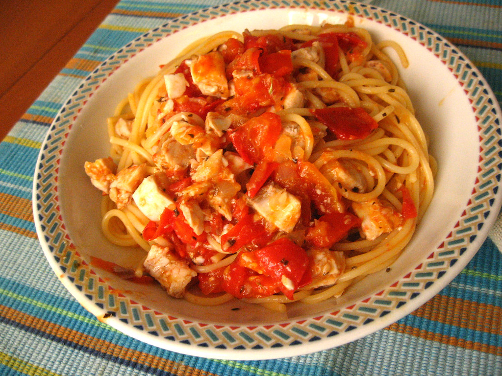 Pasta al pomodoro e pesce spada